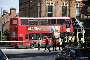 Autobus a due piani si schianta contro un negozio