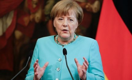 Merkel avverte: niente aiuti a chi non accetta quote migranti