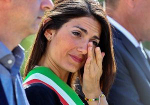 Rientro infuocato per la sindaca Raggi: fuori anche l’assessore al Bilancio, arriva Lemmetti