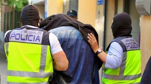 Agenti dell'antiterrorismo in azione a Madrid