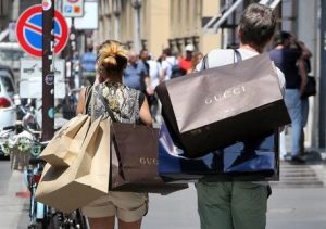 Saldi: al via a Milano sperando nei turisti di Expo