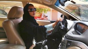 Cade un tabù in Arabia Saudita, il re Salman ha detto sì: ora le donne possono guidare le auto