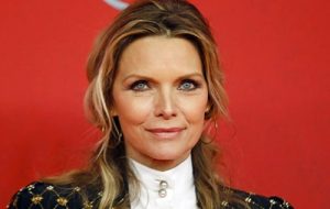 michelle-pfeiffer-mother-red-carpet-620x360