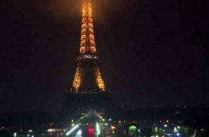 Las Vegas, Tour Eiffel si spegne in omaggio vittime