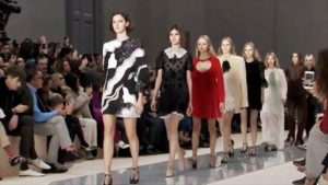 Moda Parigi, Clare Waight Keller debutta con Givenchy