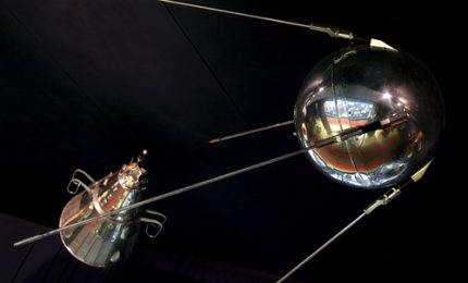 60 anni fa lo Sputnik in orbita: si scatena la corsa allo spazio