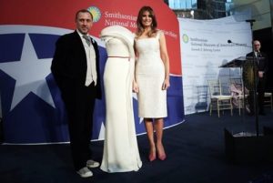 melania trump dona abito