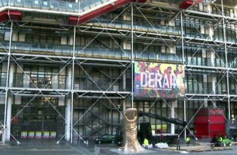 A Parigi il pollice di bronzo di César davanti al Centre Pompidou