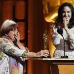 Agnes-Varda-Angelina-Jolie-lui-a-remis-son-oscar-d-honneur