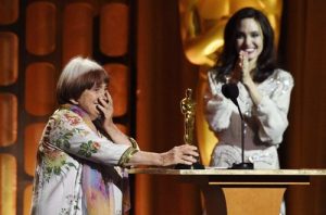 Agnes-Varda-Angelina-Jolie-lui-a-remis-son-oscar-d-honneur