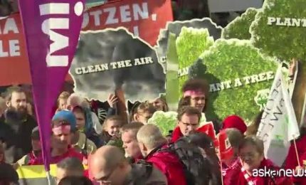 COP23, in migliaia sfilano a Bonn: "No al carbone"