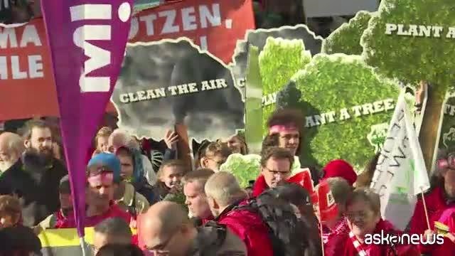 COP23, in migliaia sfilano a Bonn: “No al carbone”