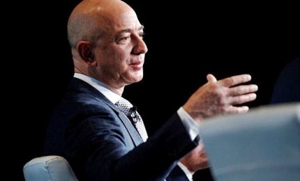 Jeff Bezos primo al mondo a superare i 200 miliardi di parimonio