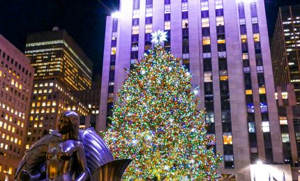 New York, illuminato l'albero di Natale del Rockfeller Center