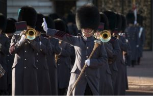 Rivoluzione Buckingham Palace, i marinai al cambio della guardia