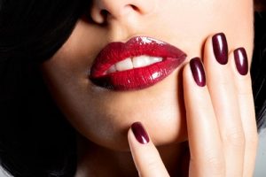 Smalto-colore-marsala-2016-Manicure-autunno-inverno