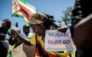 manifestanti ad Harare chiedono la fine dell'era Mugabe