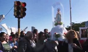 processione per i 44 membri del sottomarino scomparso