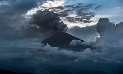 Bali, il risveglio del vulcano Augung: 100 mila evacuati. Voli cancellati