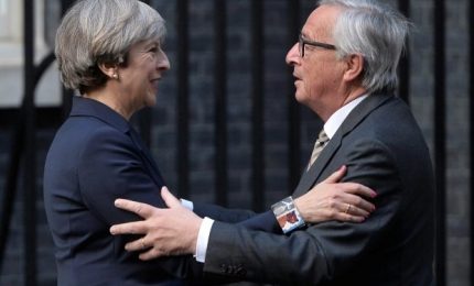 Brexit, raggiunto l'accordo. May: "Nessuna frontiera in Irlanda". Tusk: "Ci saranno sfide più difficili"