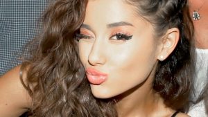 ariana-grande-resta-impigliata-nella-giacca