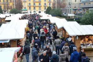 gente-mercatino-dei-balocchi-piazza-88737