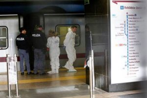 Donna gettata sotto la metro a Roma