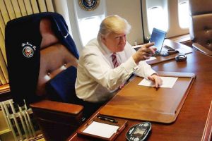 donald-trump-air-force-one-desk