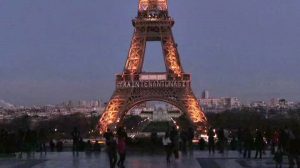 A Parigi la Torre Eiffel illuminata