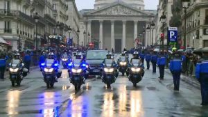 Corteo di moto della polizia accompagna l'agente eroe Beltrame