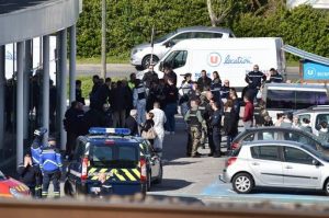 L’Isis torna a colpire la Francia, almeno 3 morti. Ucciso il terrorista asserragliato in un supermercato