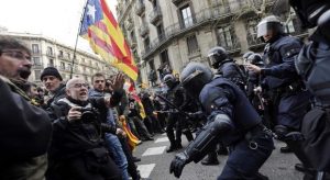 Catalogna, proteste a aeroporto Barcellona: scontri con polizia