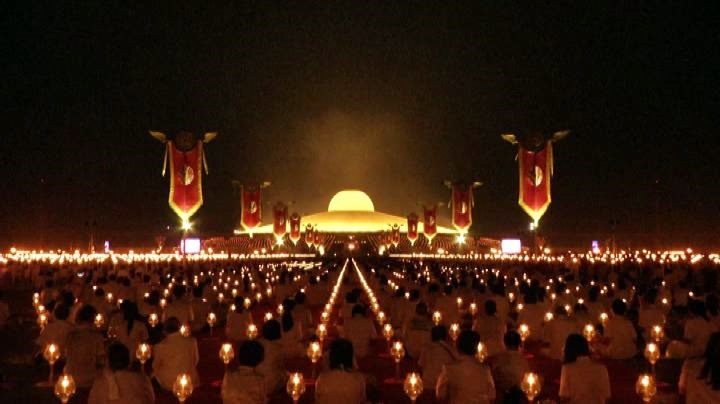 i monaci buddhisti celebrano Magha Puja