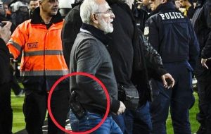 paok-presidente-entra-in-campo-con-pistola