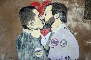 A Roma spunta murales, bacio tra Salvini e di Maio