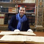 Il direttore Jader Bignamini con il manoscritto della Biblioteca Comunale