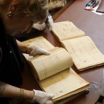 La dirigente della Biblioteca Comunale Eliana Calandra mostra al cast la partitura autografa dei Puritani ©Franco Lannino