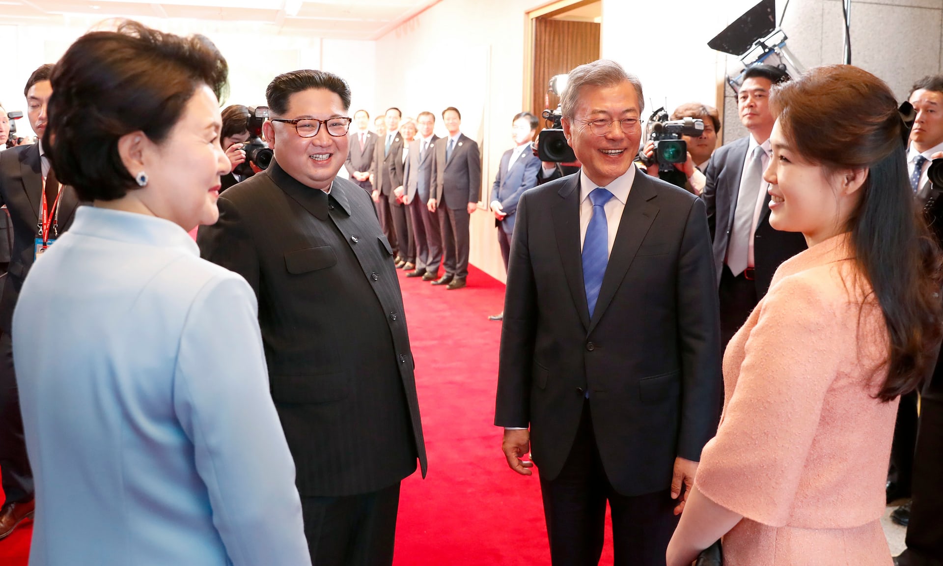 La first lady, la sudcoreana Kim Jung-sook e la giovane consorte di Kim