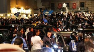 Napoli in piazza impazzisce per la vittoria sulla Juventus