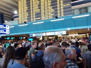 Scioperi, paralizzati aeroporti Ue. Cancellati oltre 800 voli