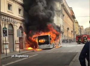 Bus-in-fiamme-a-Roma