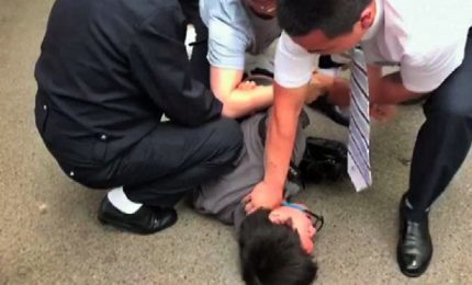 Il video del giornalista picchiato e arrestato dalla polizia a Pechino