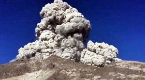 Le impressionanti immagini del vulcano a Java fumo alto 5 km