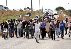 05desk-migranti-calabria-protesta