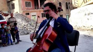 Il violoncellista che suona tra le macerie di Mosul