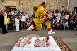 Spagna, è l'ora della festa del Colacho si salta sui neonati