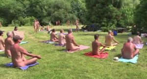 Tutti nudi nel parco Parigi celebra la giornata del naturismo