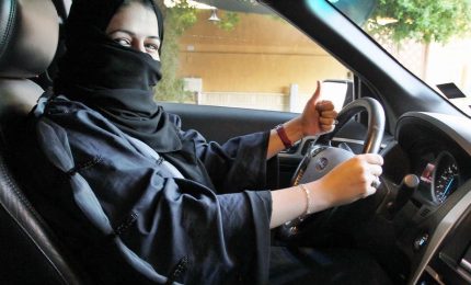 Donne al volante in Arabia Saudita: è fantastico, siamo autonome. Ecco perché il principe Mohammed bin Salman ha dato l'ok