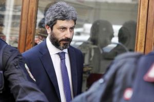 Governo: la camminata di Fico verso Colle tra curiosi e fan