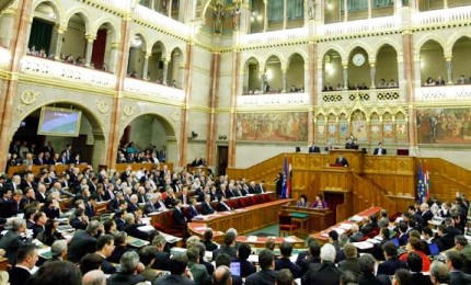 L'Ungheria chiude la porta all'Ue, al via nuove leggi anti-migranti